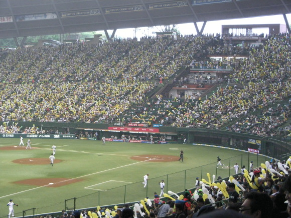 西武ドーム三塁側（ホーム側）まで阪神の黄色いジェット風船が侵食している…